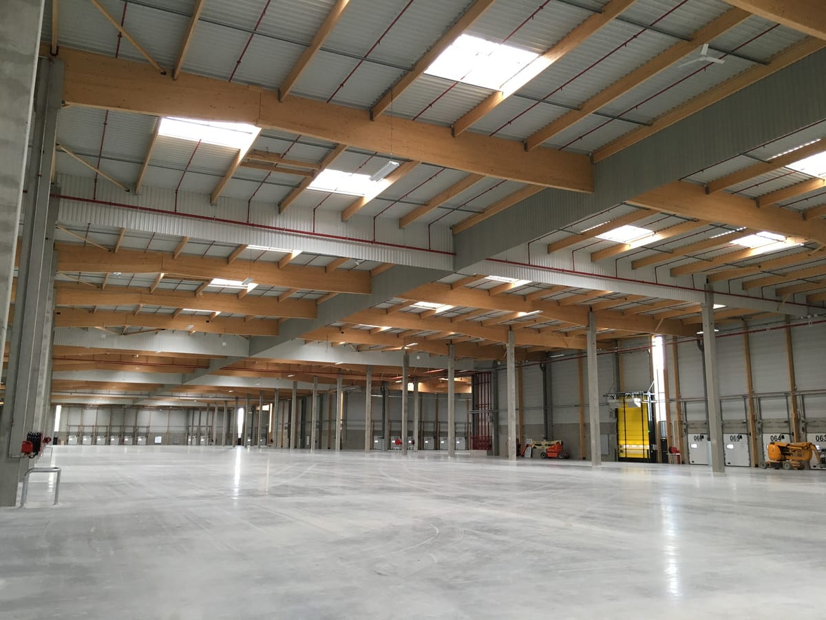 Hub plateforme logistique de dernière génération illustrant l'expertise d'EFBC en assistance à maîtrise d'ouvrage d'opérations complexes.