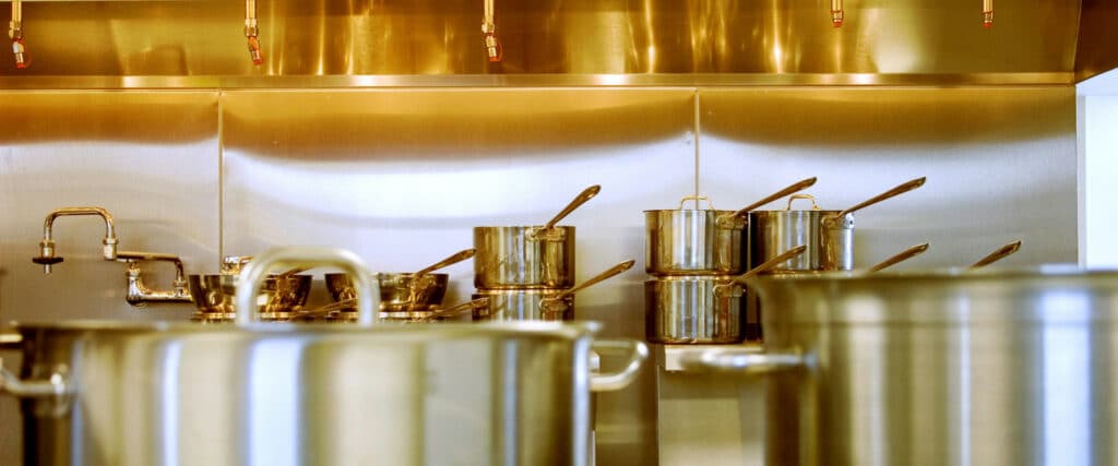 Cuisine professionnelle équipée d’une hotte et d’un système fixe de protection incendie