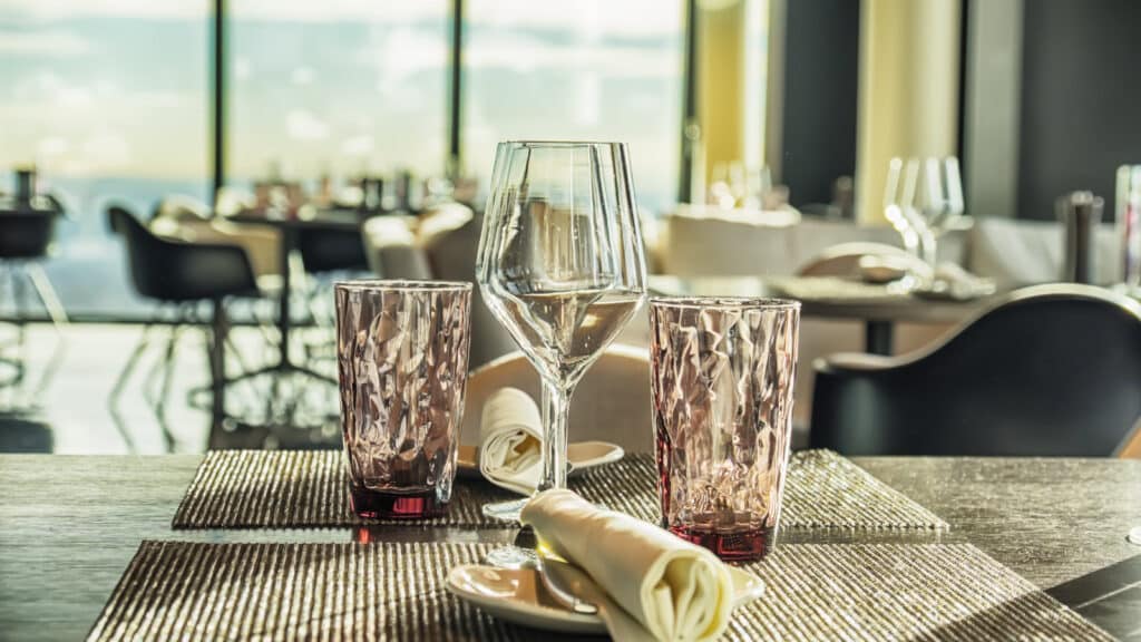 Table de restaurant d’hôtel illustrant l’eau comme composante de l’expérience client